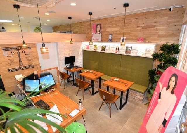 カフェライクな店内でゆっくりとお部屋探し♪