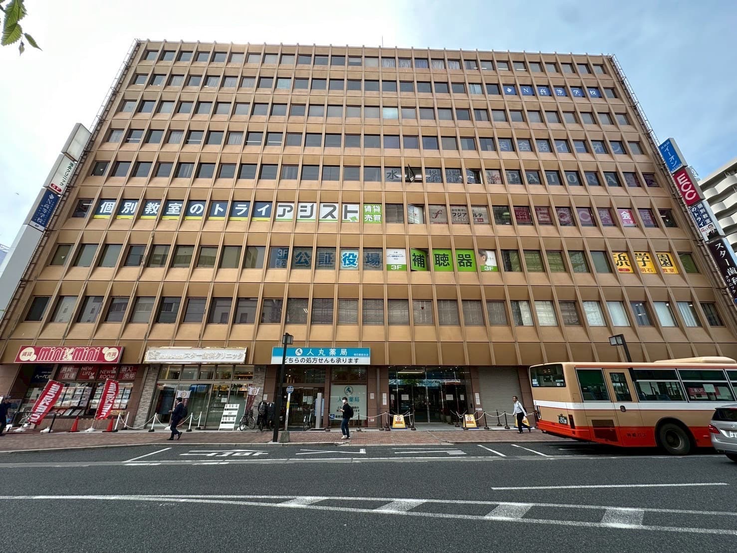 JR線・山陽線【明石駅】前のビル4階に当店がございます。