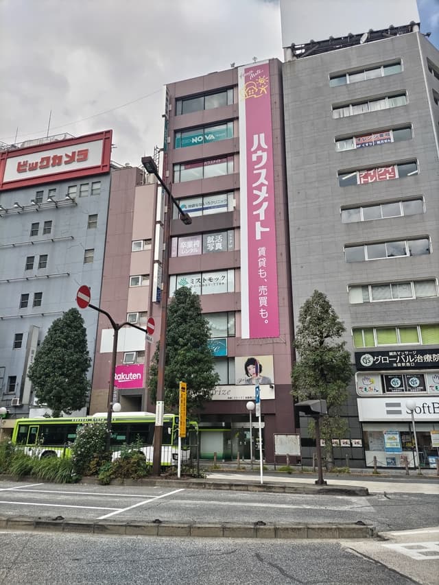 池袋駅西口を出て頂くとタクシーロータリーがあります。ハウスメイトのピンク色の横断幕が目印です!