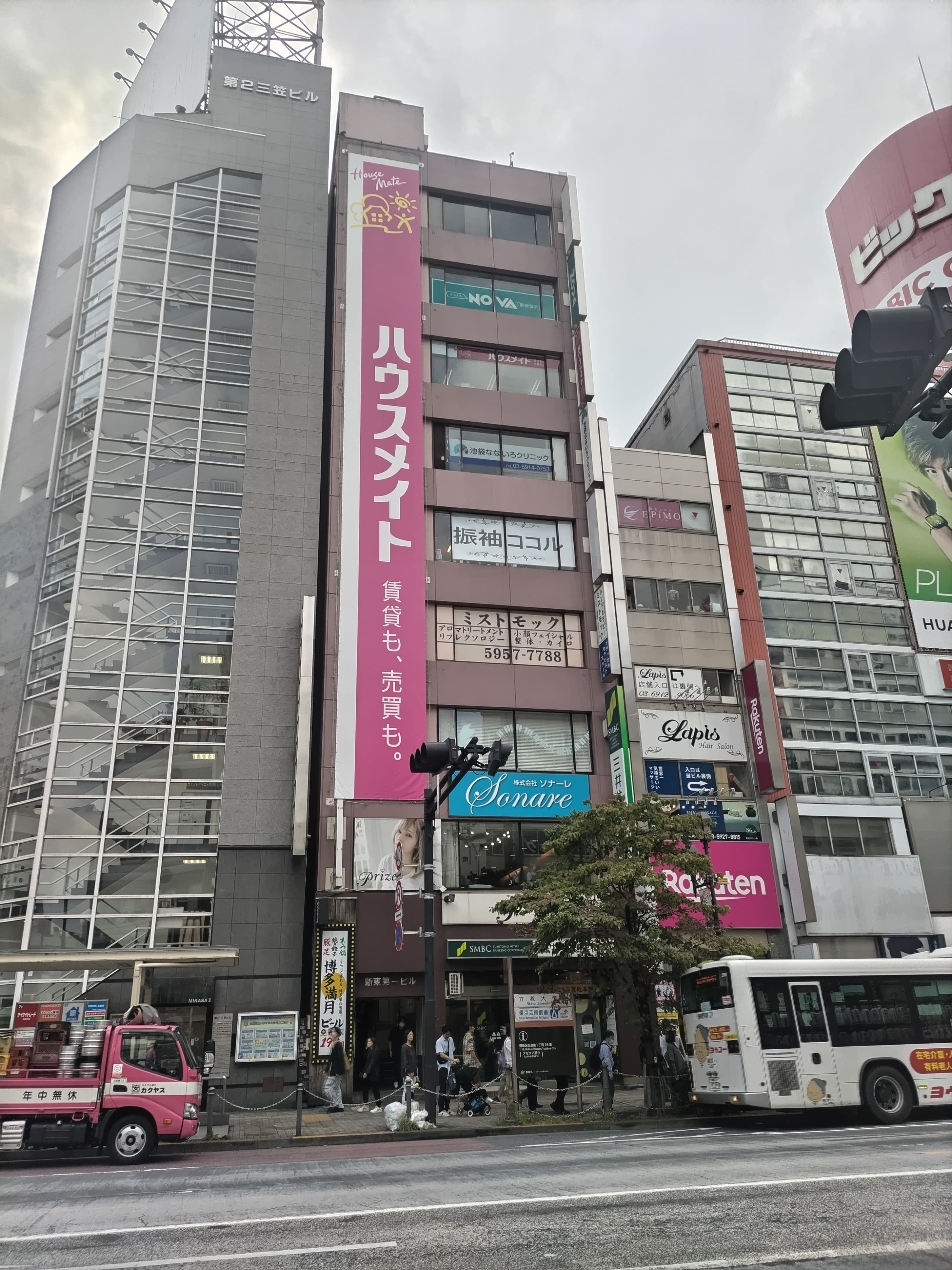 池袋駅西口から徒歩1分!(8番出口を登ってすぐのビルの7Fです。)
